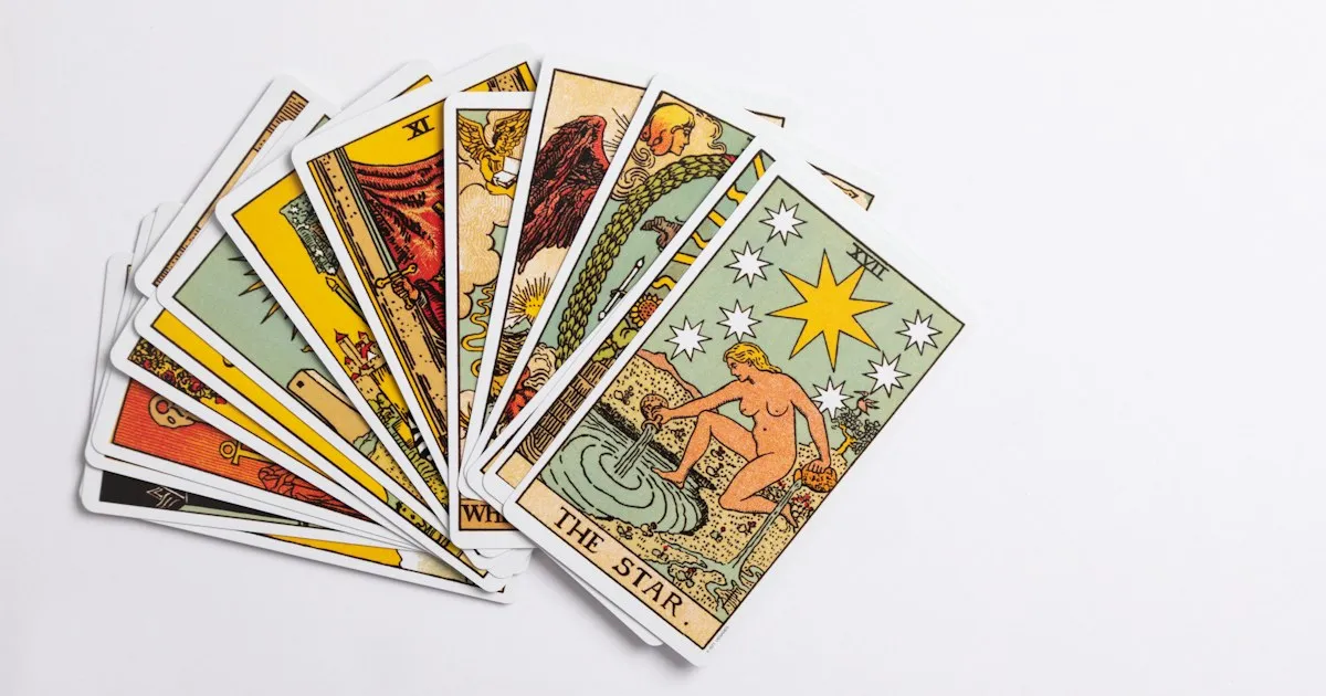 Baraja de cartas de tarot sobre una superficie blanca